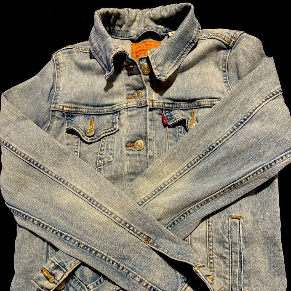Levi’s TRUCKER JEAN JACKET. Size M